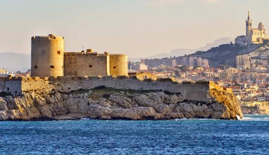 Marseille avec le fort saint jean, le Mucem et la bonne mère